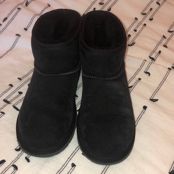 EUC SHORT BLACK UGGS - Picture 3 of 6